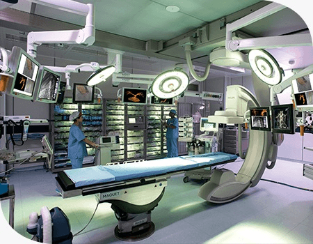 Sala híbrida hospitalar com equipamentos de imagem e mesa cirúrgica