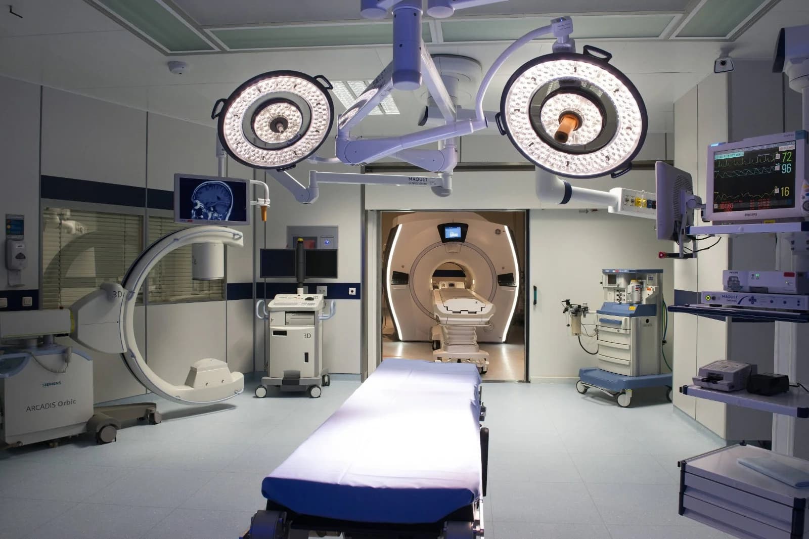 Sala cirúrgica híbrida com equipamentos de imagem e monitoração